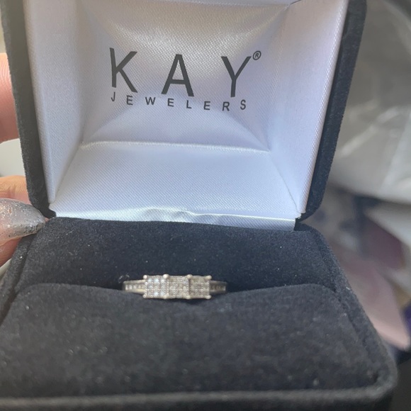 10k WG DIAMOND RING - Picture 2 of 7